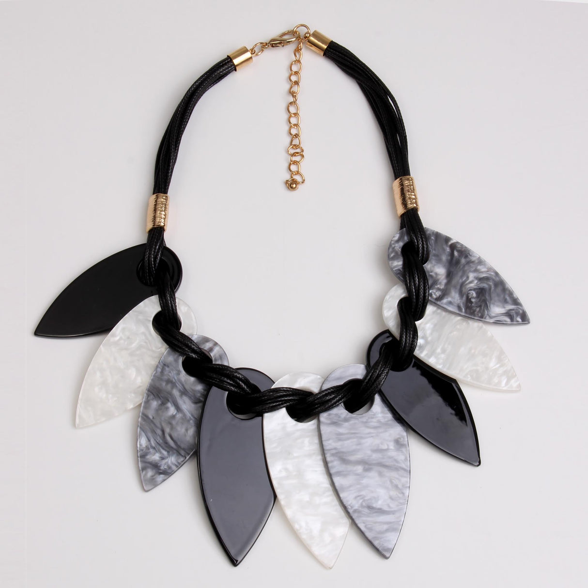 Leafy Patterned Short Necklace