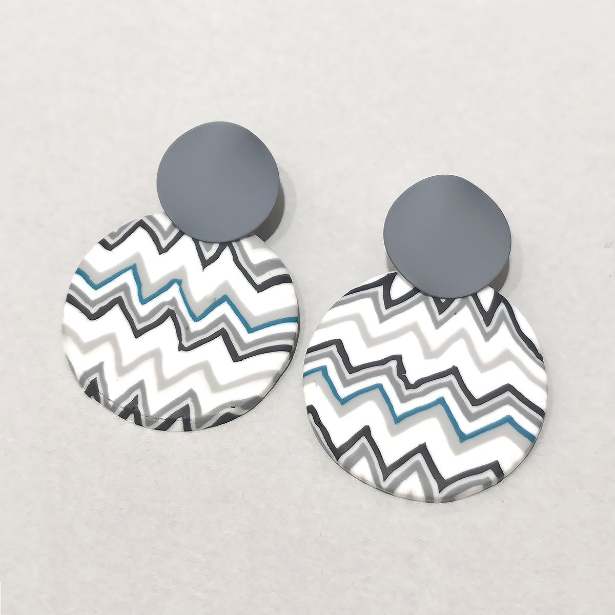 Round Plates Soft Clay Earrings with Grey Zig-Zag Lines JYM00011GRY